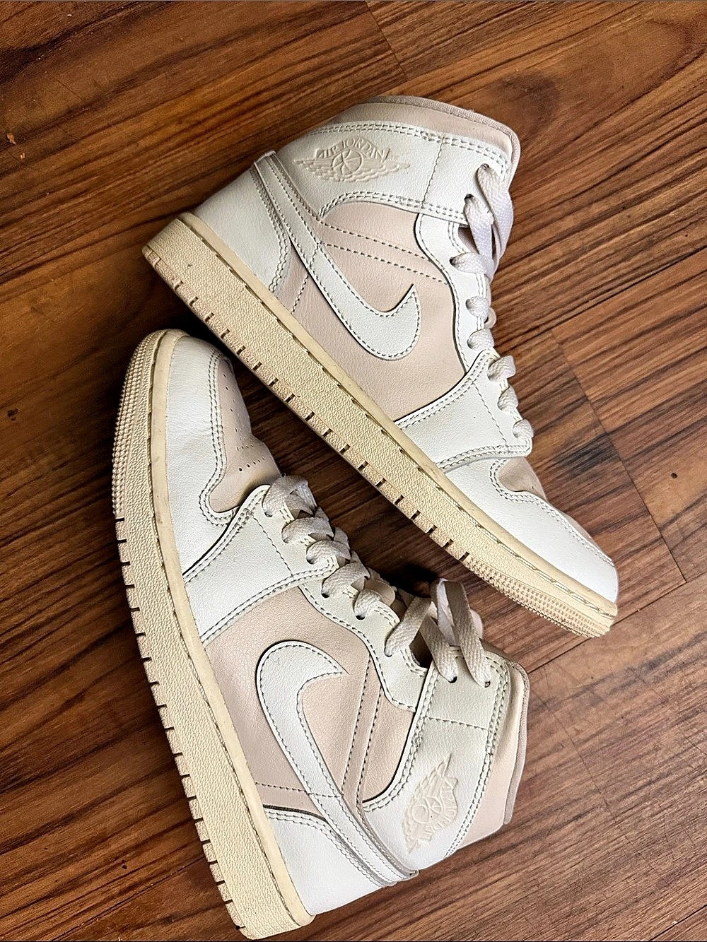 Women 7.5 Nike Air Jordan 1 Mid Sneakers US 7.5 White & Pink